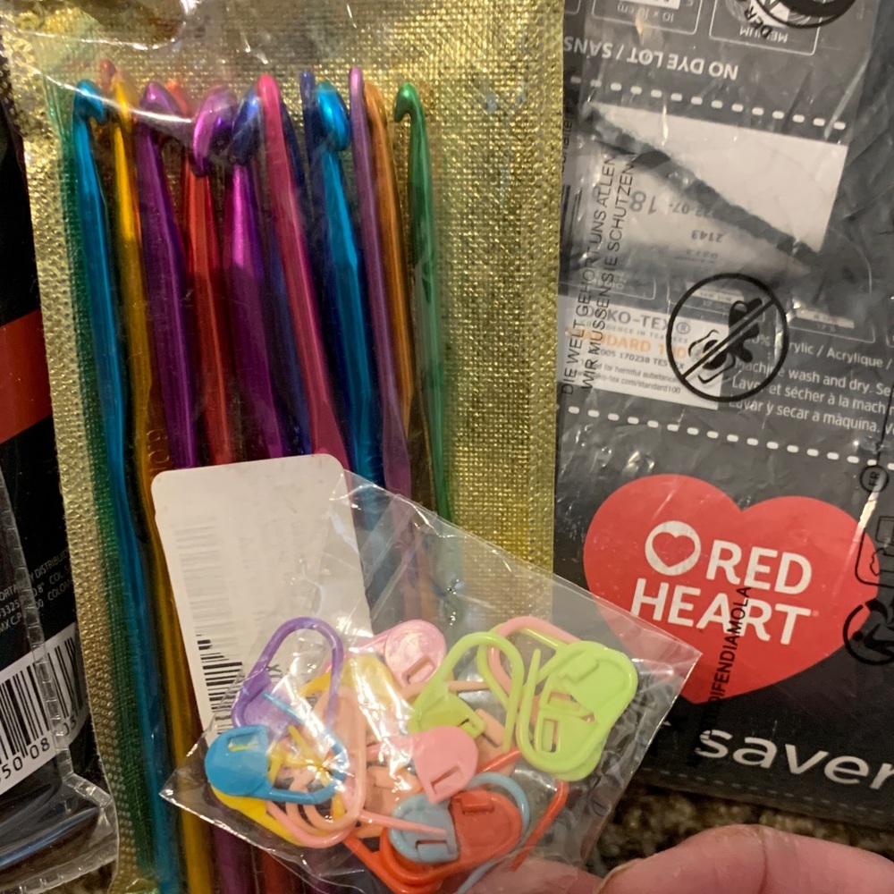 Red Heart Super Craft Kit with Multicolor Accessories - Picture 3 of 9
